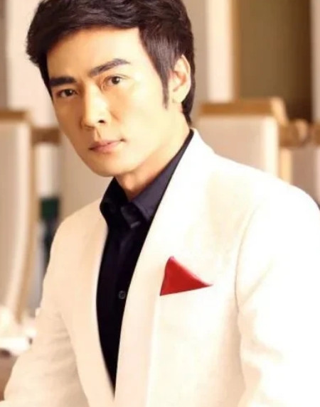 2005年，焦恩俊正在四川拍戏之时，妻子黄宛林向他提出了离婚。焦恩俊恳求道：“我