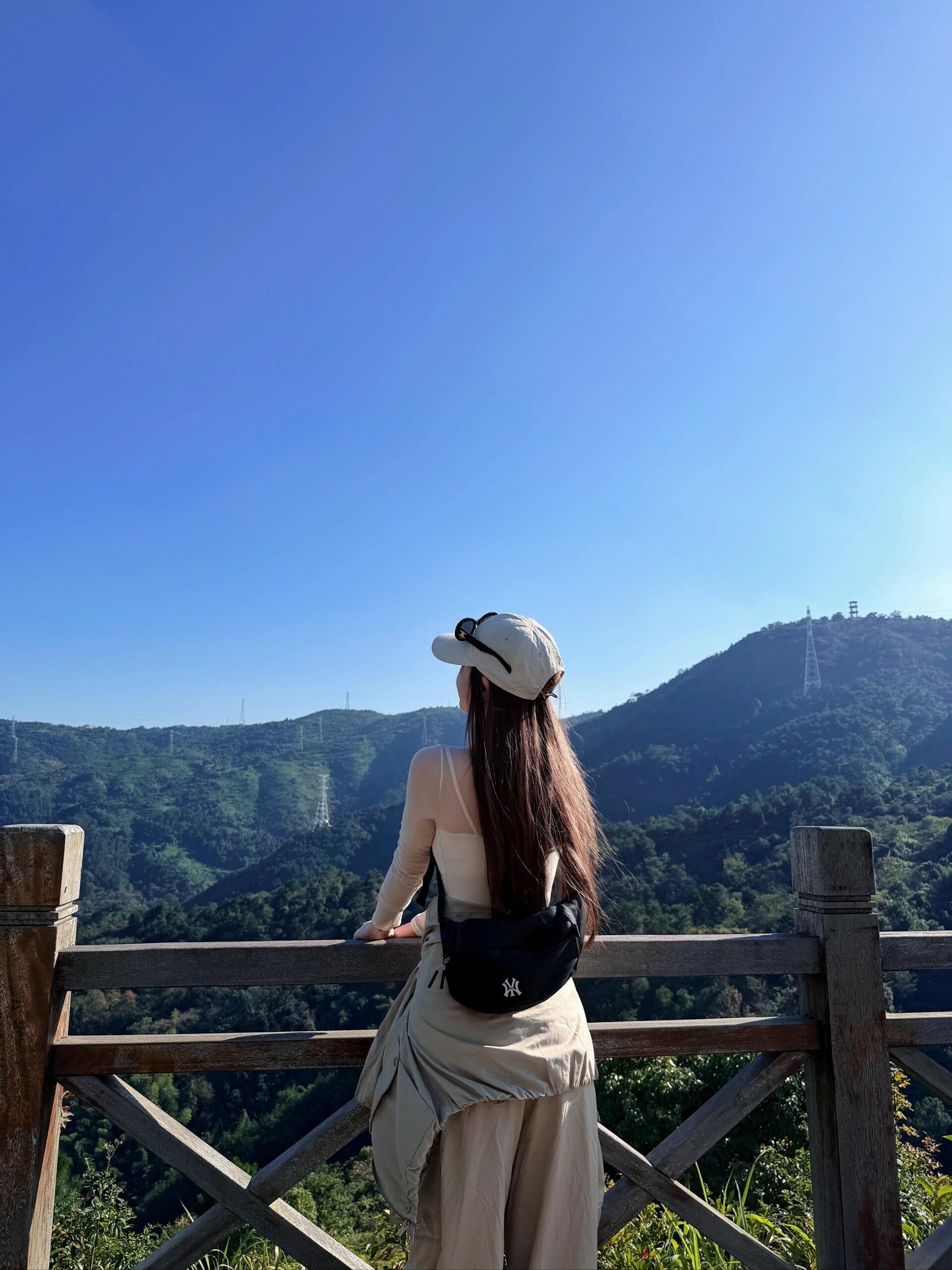 周日跟闺蜜约了去爬山，真的好久没这么痛快流汗了！山里空气太好了，一股树叶和泥土的