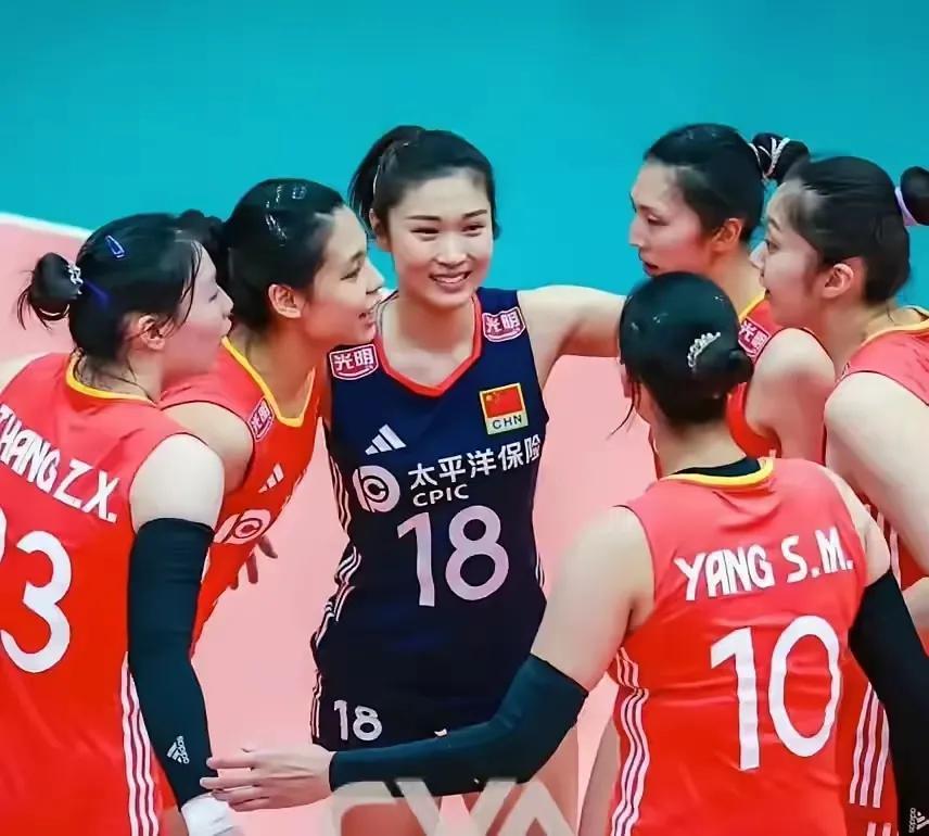 中国女排16:14拿下决胜局，队员们欢呼庆祝，主教练赵勇却一脸无奈，摇了摇头