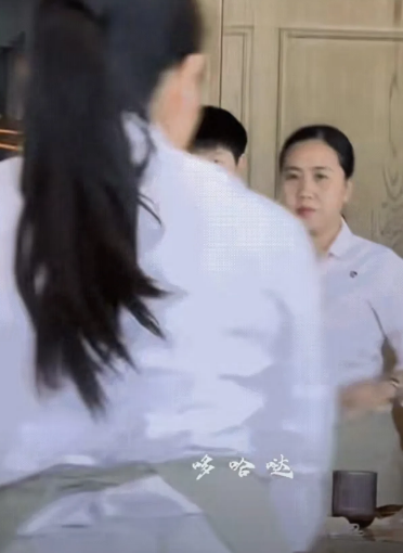 莎莎餐盘被动这件事。餐厅当时有两个服务员，一个面向莎莎，莎莎放下餐盘转身去取其他