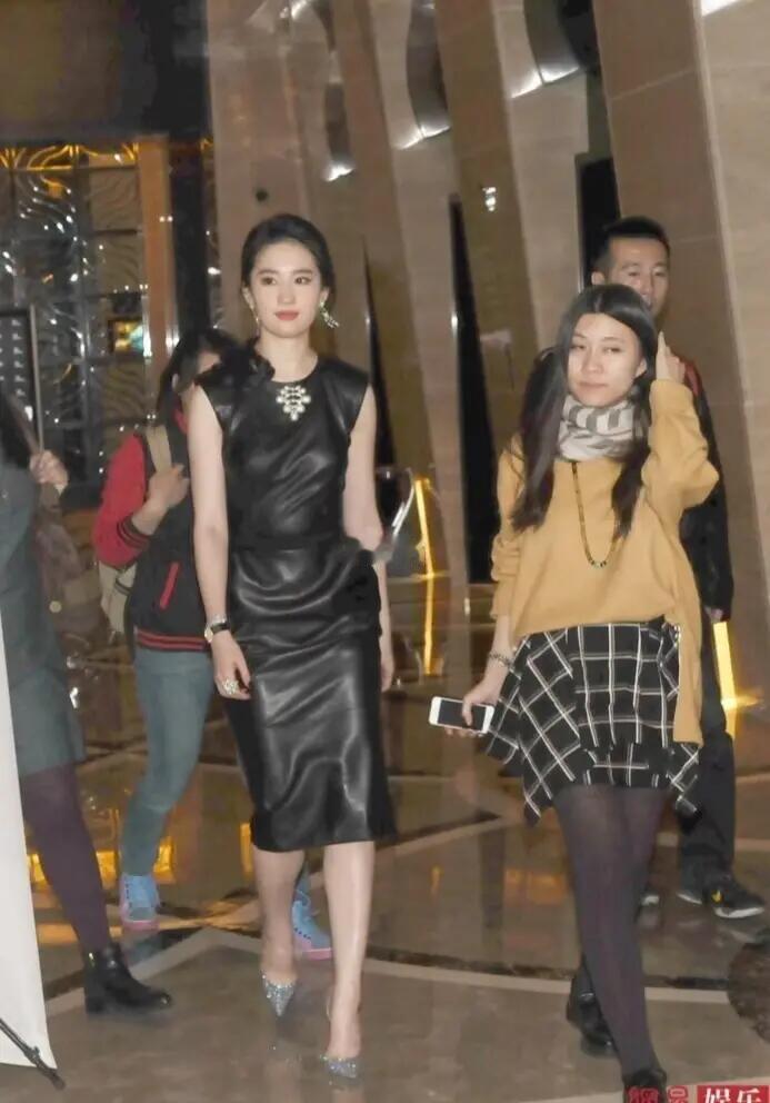 圆头圆身，刘亦菲参加剧宣时候看得出头圆​​​