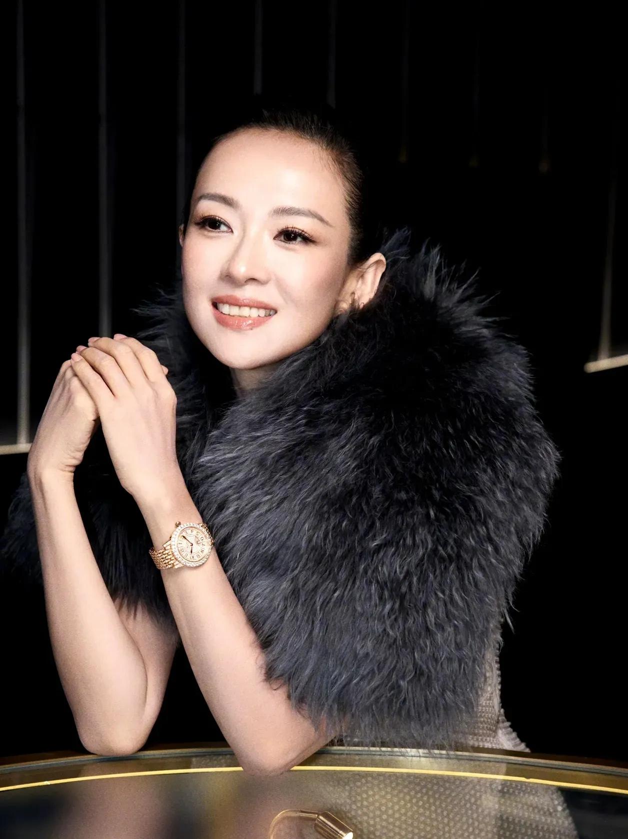 章子怡晒照，岁月不败真女神46岁的章子怡在微博晒出一组美照，瞬间吸引了众多