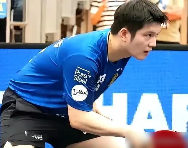 马龙和许昕踩得成都集训馆的地胶吱吱作响，老将们纷纷脱下外套给年轻小将喂球，唯独国