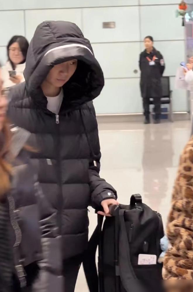 3个局点丢冠，王曼昱回国了。首都机场，她裹紧羽绒服，拎着行李脚步匆匆。1