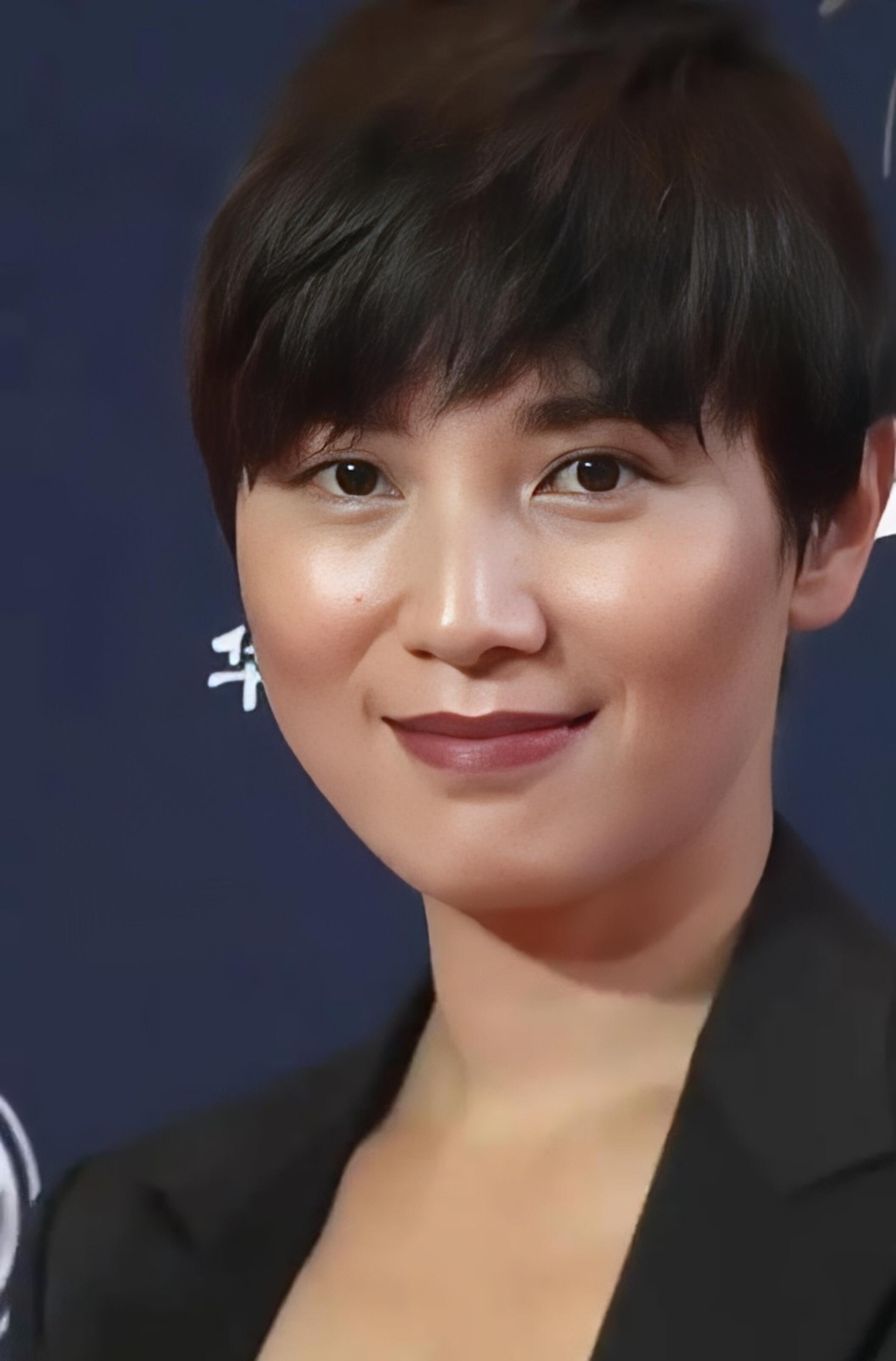 宋佳短发惹争议，网友:造型师可以开了博主倒觉得这是一次大胆突破自己的可塑性。​