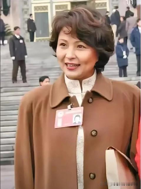 她好美啊，不刻意摆拍，不穿的花里胡哨的，松弛又干净，气质又温柔，是真正的美女，跟