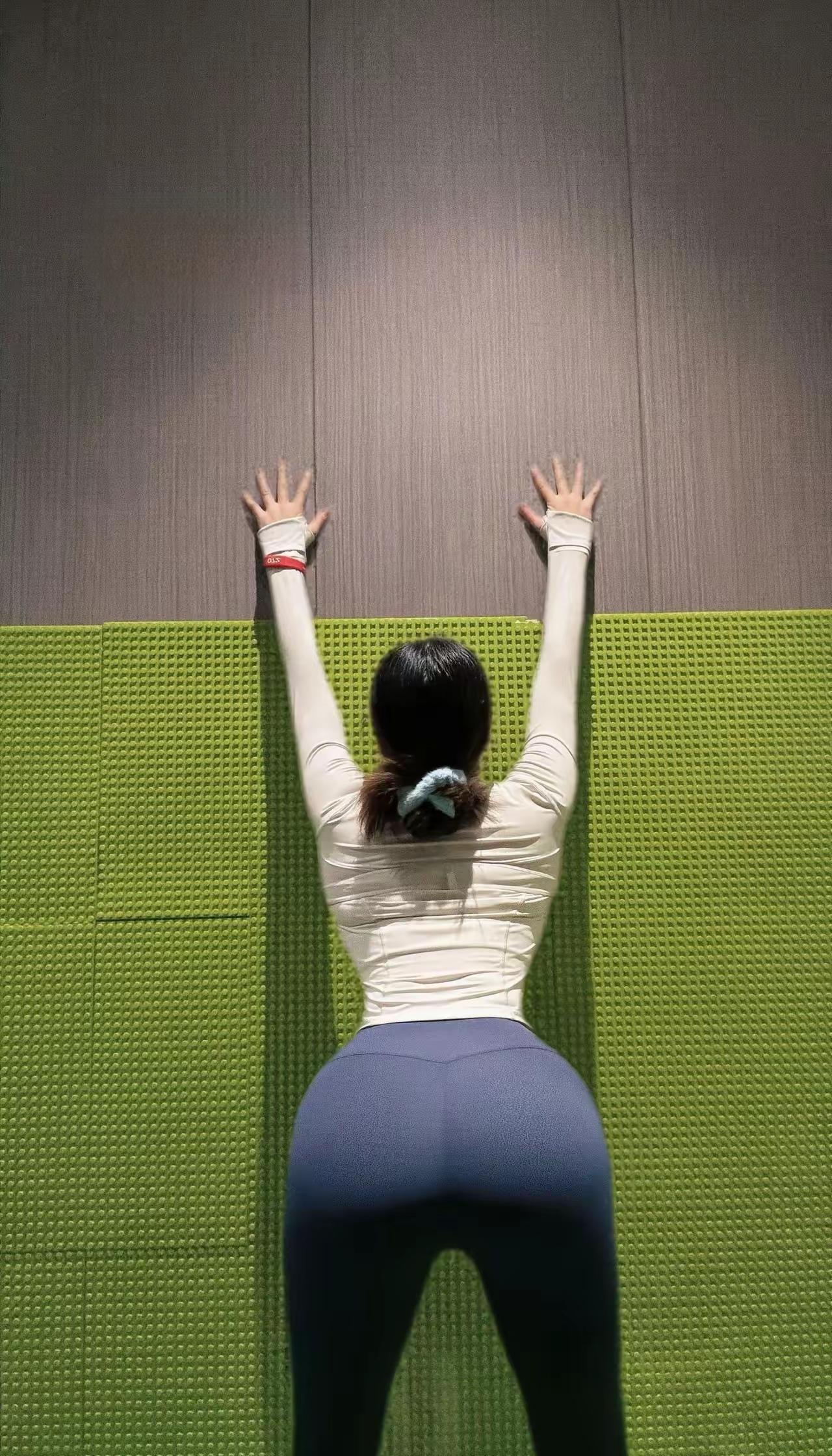 瑜伽的魅力！弯曲与挺立，柔软与力量，将瑜伽的平和与智慧，融入每一个寻常日子。