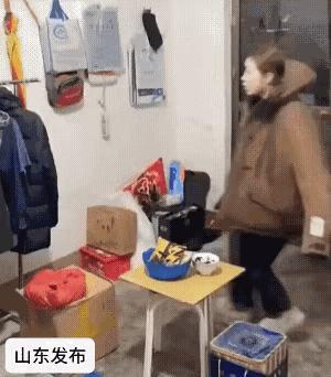 姑姑和几个侄儿侄女玩捉迷藏。姑姑她跑进屋，短短的2秒钟，侄儿侄女就追了进来，可