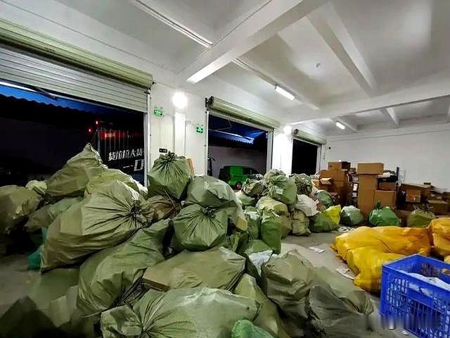 退货率高被拉黑，央媒：两地因退货率高被拉黑，恶意退货与地域限购边界在哪？近日，
