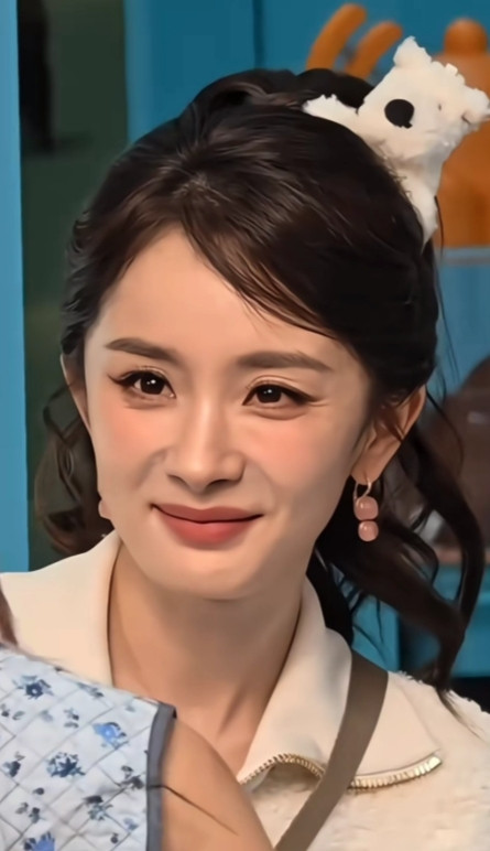 不敢说在全国范围内，在今日的上海恒隆广场，杨幂必定是代言品牌线下活动中最亮眼的“