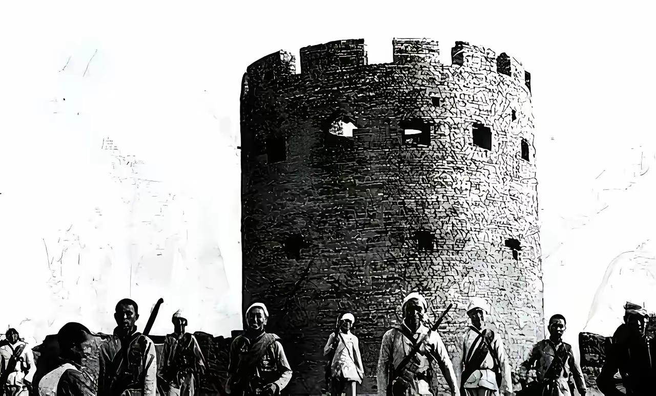 日军躲在炮楼内，八路军久攻不下，一老农路过，扫了一眼炮楼，却说：“简单，让我来