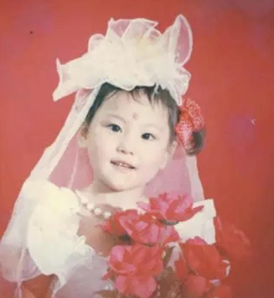 张馨予从小美到大，长相气质都出众，一看就是个清醒而勇敢的女孩子。她和老公很幸运