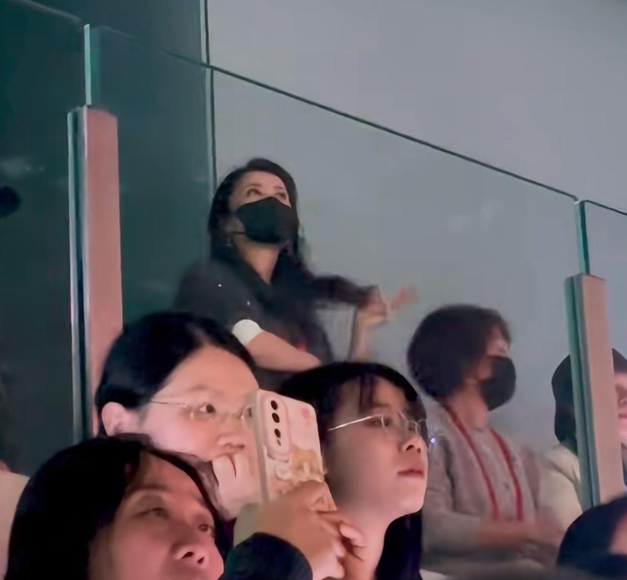 陈楚生昨晚“荒芜之境”演唱会上云姐很好看，父母都在场。还有花生伯伯也与花生们合