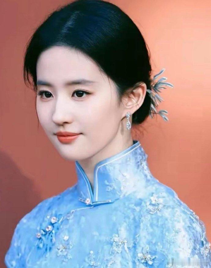 刘亦菲一袭蓝色旗袍，温润如玉，似水柔情尽显。那抹蓝韵，衬得她气质超凡，这旗袍造型
