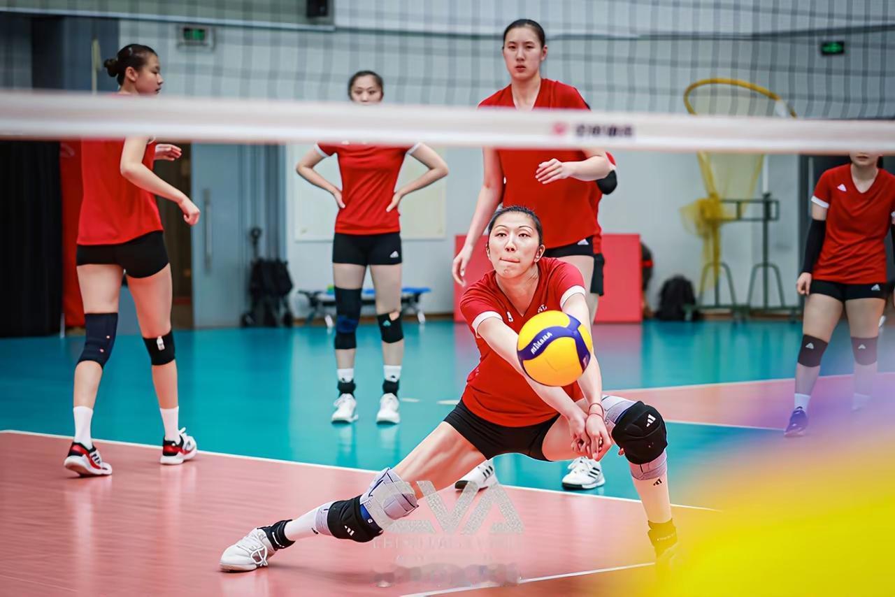 不是吴梦洁非要挑战谁谁谁，而是李盈莹确实处在一个挺尴尬的位置！一年多未摸球的