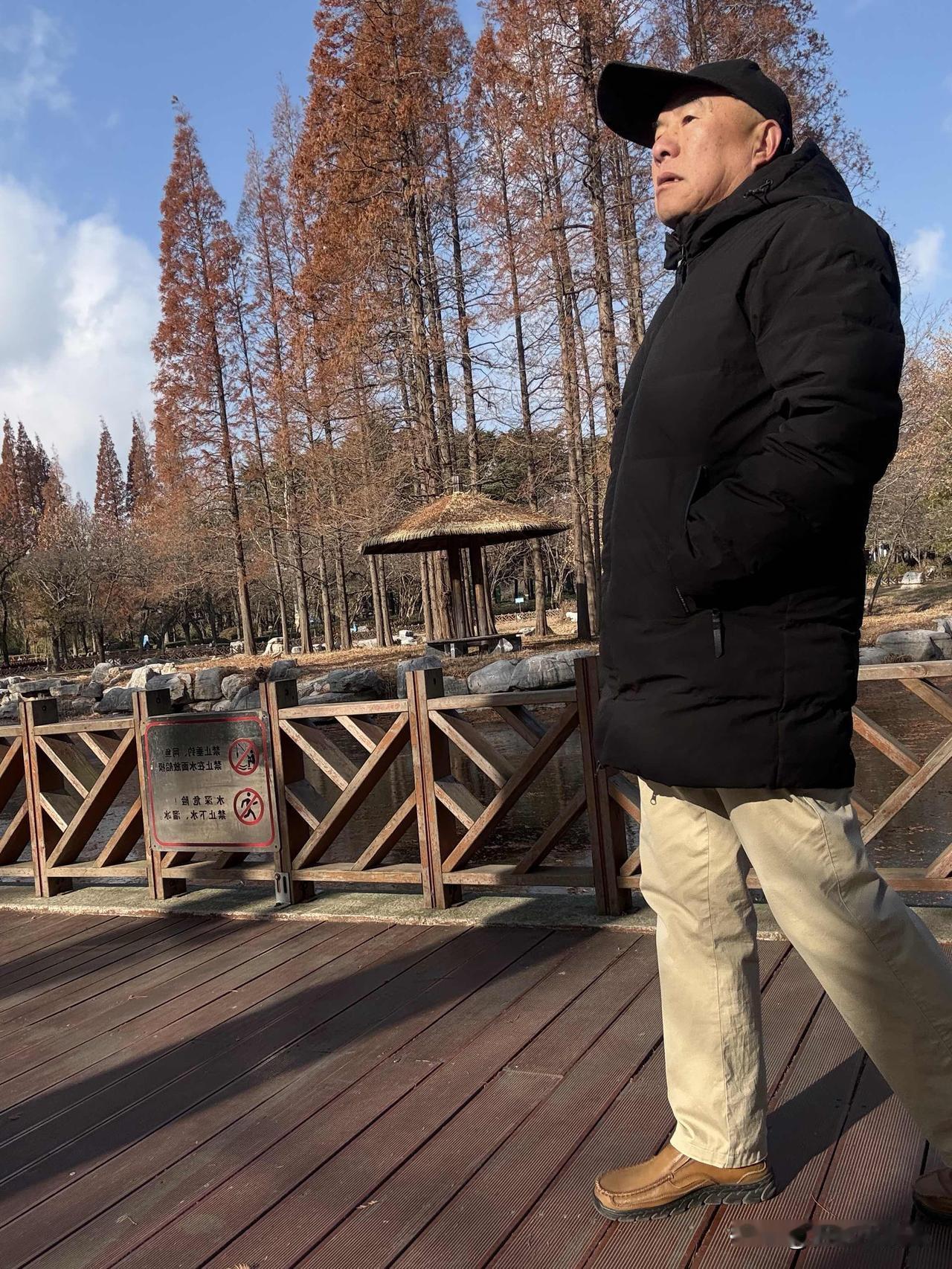 一张图证明冬天来了看穿衣服和景象就知道是什么季节了，这里是青岛中山公园里的小西湖