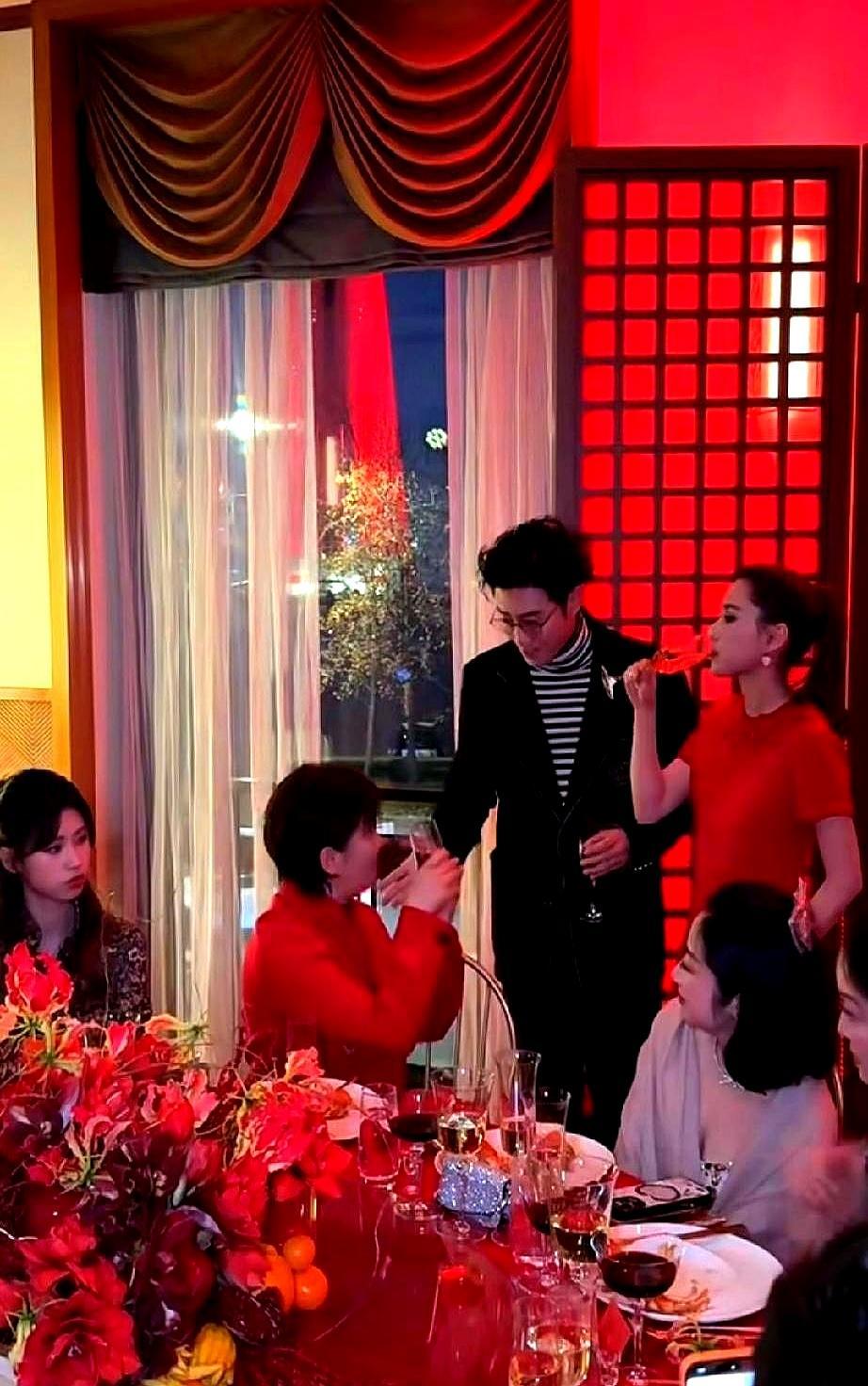 徐帆坐着受敬，全网炸锅窦骁带何超莲敬酒，徐帆没起身。视频一出，弹幕刷屏：前