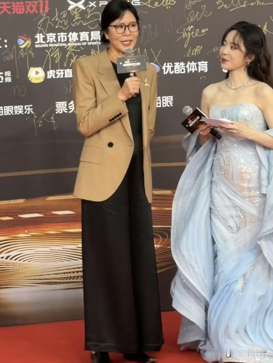 这还是64岁的郎平教练吗？看着一点都不像64岁，倒是像34岁啊！铿锵有力的步伐，