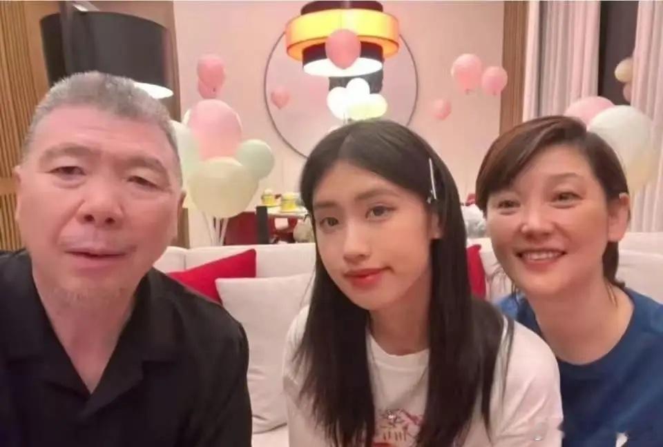 徐帆带月饼飞美国陪养女过中秋，满眼都是女儿许朵越长越像冯小刚！​​​