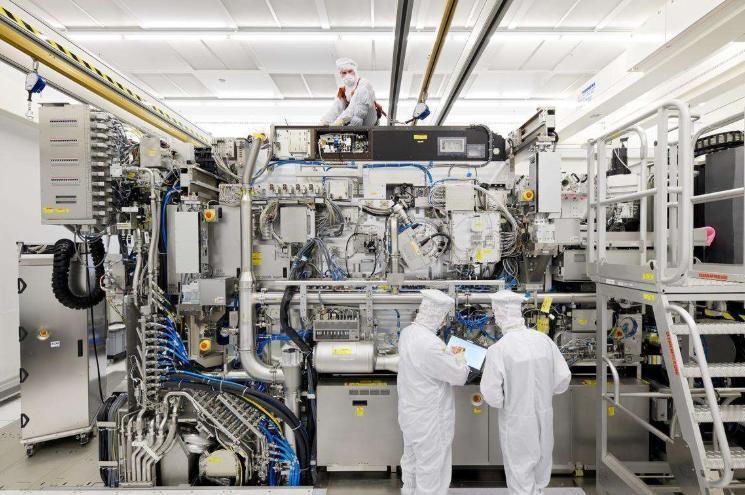 光刻机巨头开始慌了，中国造不成光刻机，但是要造一个光刻工厂！如果说全球芯片圈