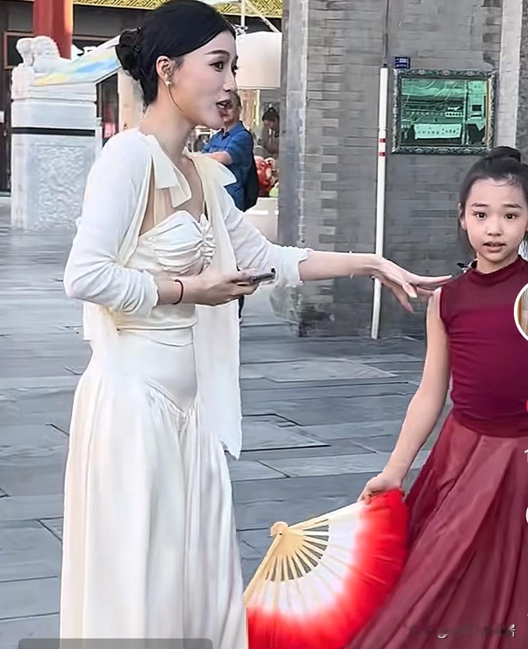 小酒窝懂事的让人心疼，练舞蹈期间已经累的满头大汗，还不忘记对着镜头微笑打招呼，之