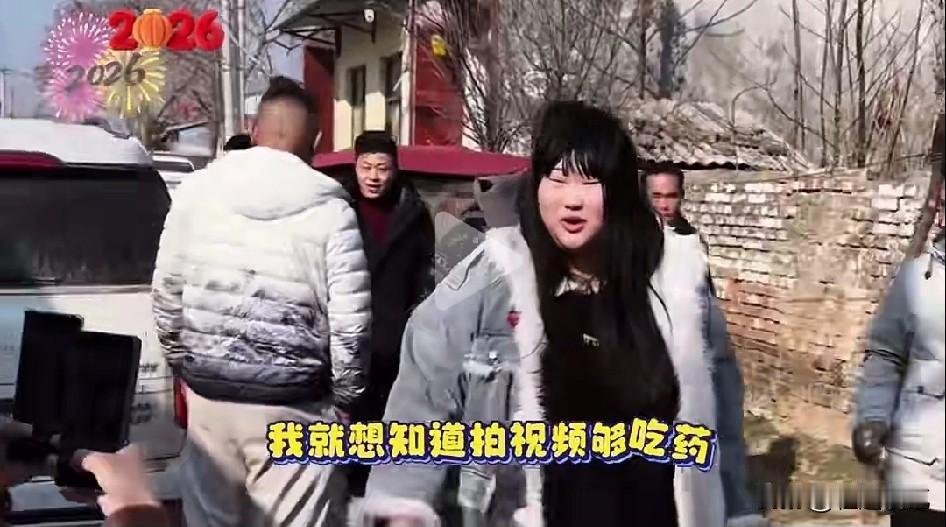 “你的粉丝管我啥事”，这句话怼的没错，大衣哥的女儿回娘家，但是在门口碰到了很多
