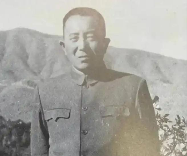 总参谋长罗瑞卿跳楼后，毛主席既生气又心疼，派汪东兴去看望他，汪东兴对罗瑞卿说：毛