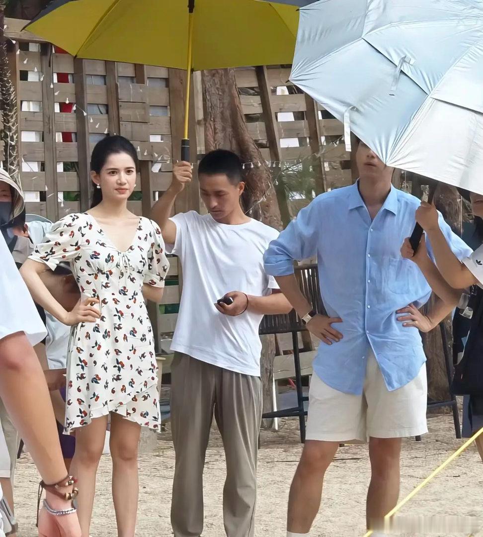 34岁李现和女星张婧仪现身深圳一处海滩拍戏被偶遇，他们身边围了好多工作人员，有专