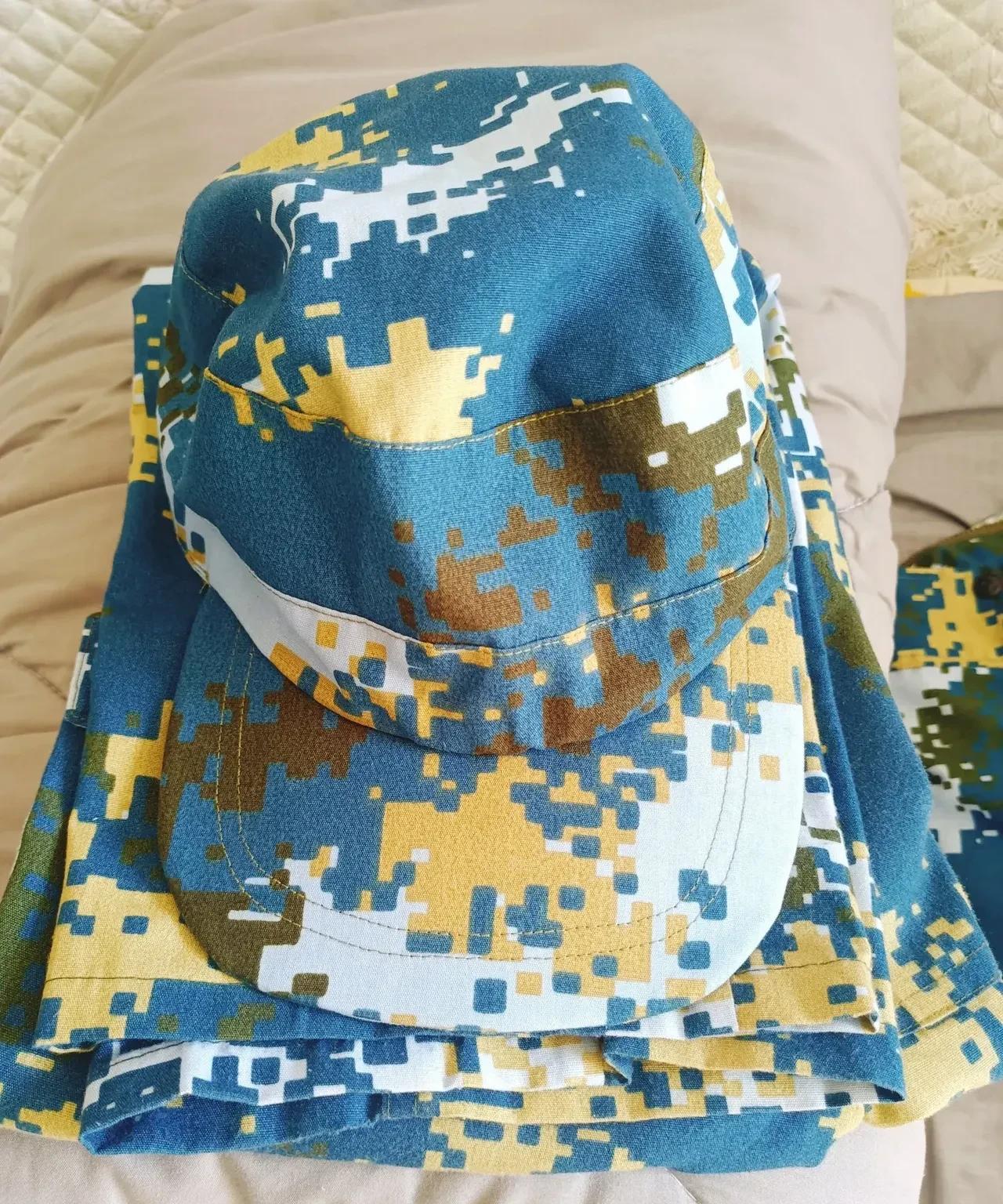 军训，每年结束的时候，学校垃圾桶旁边全部都是这样的衣服，短袖，鞋子。学校物业公司