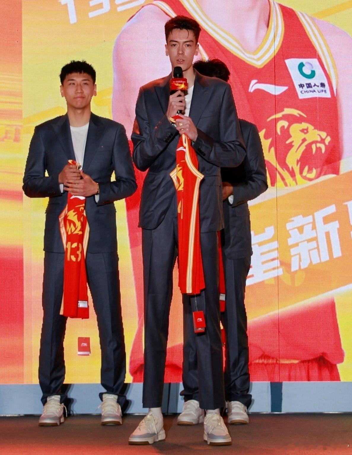 CBA混血球员又多一人！在广厦男篮新赛季出征仪式上，今年刚从青年队升入广厦一队