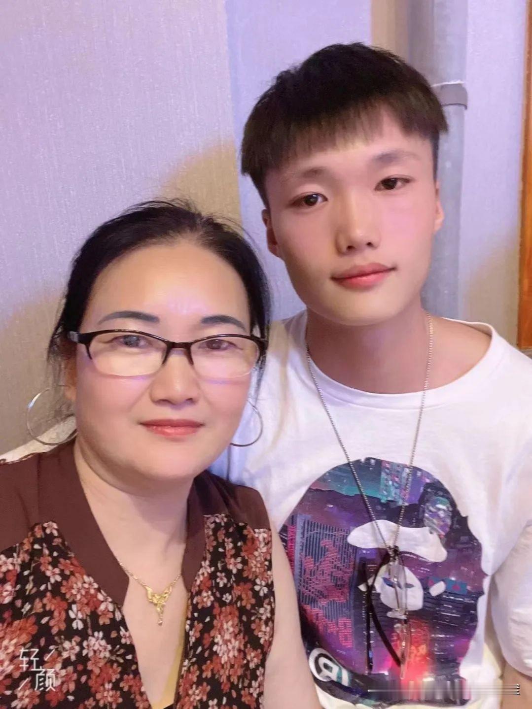三级跳远选手粟文的母亲张从碧，温柔贤惠。一家原是重庆云阳人，2000年三峡移民落