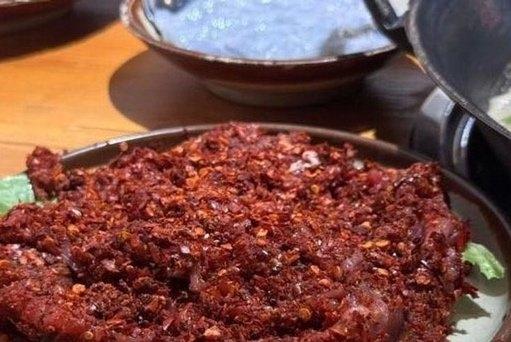 火锅腌制肉惊现20种添加剂！掺水充原切，这3招教你避坑天儿一冷就想吃火锅，