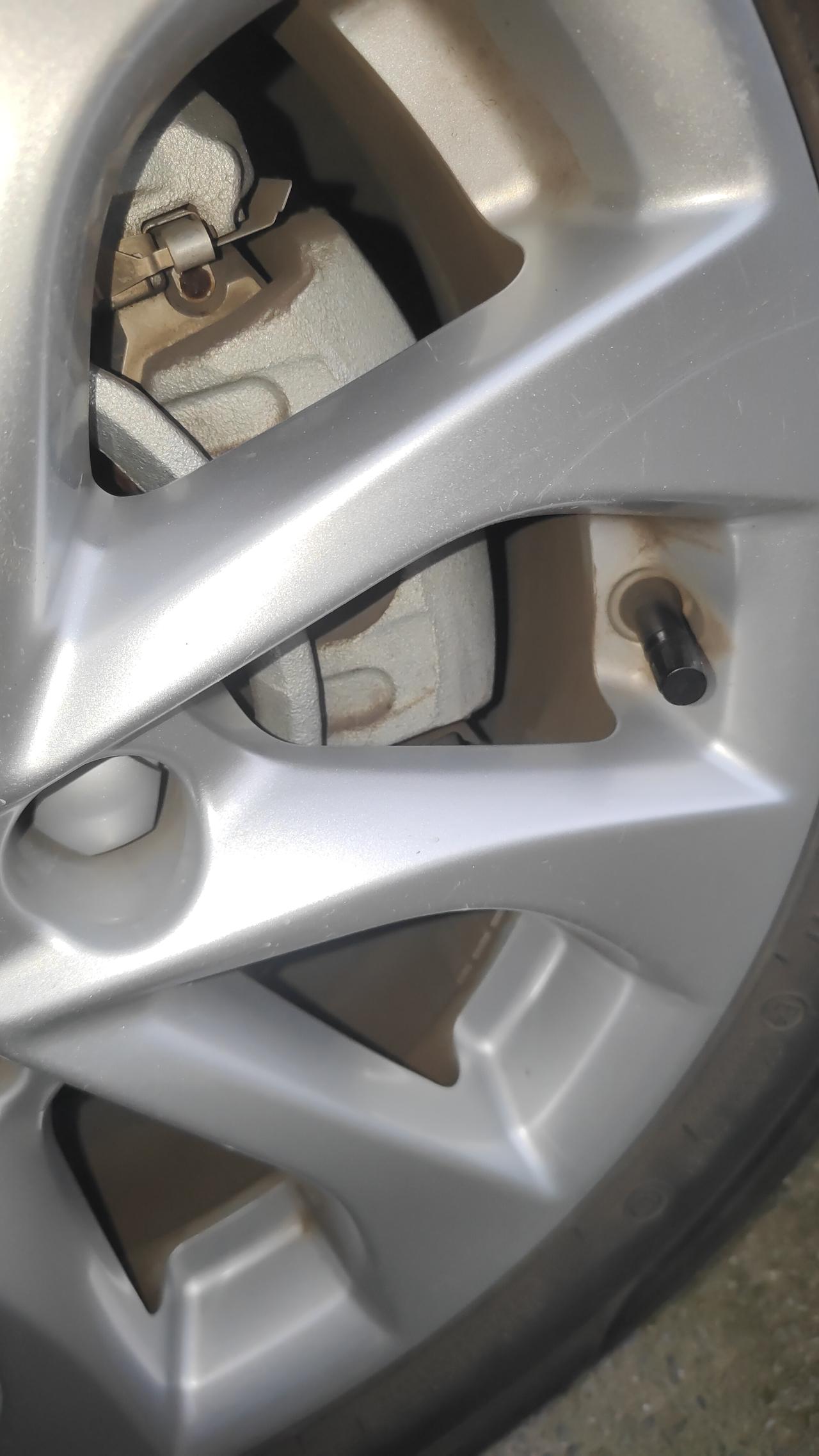 刹车卡钳里面有个小铁片这是什么东西哦我也是才看到