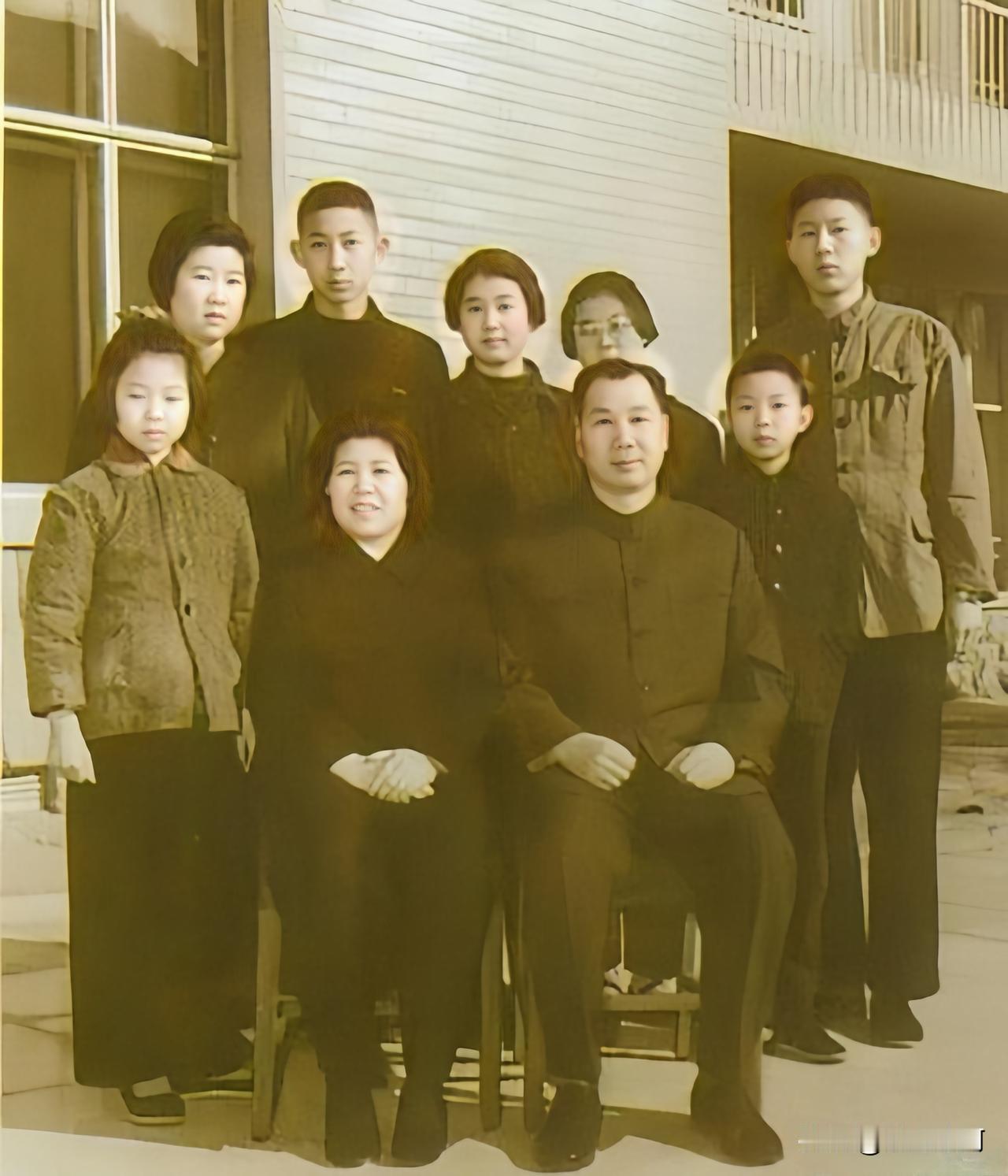 🍁老将军与夫人相濡以沫六十六载，携手走过风雨岁月。两位老人皆得高寿，将军享年九