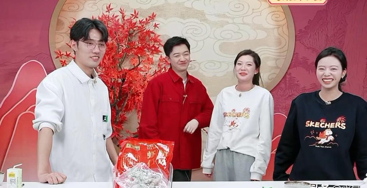 别听女主播跟你谈自律，真相是她聚餐回来连口红都不补就上播。鹏鹏盼盼小贝董董站一