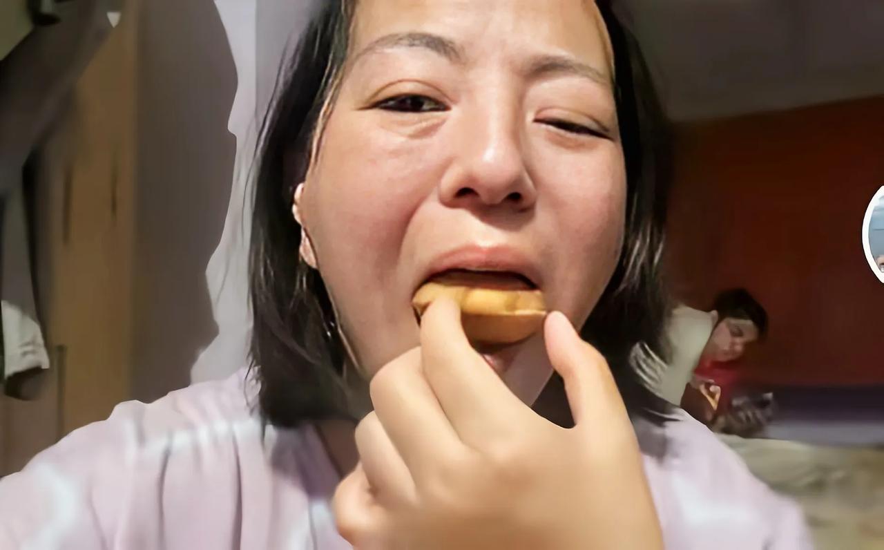 回到印度的丹丹，整个面相都变了，天太热水土不服脸上出很多痘痘回到印度的丹丹，整