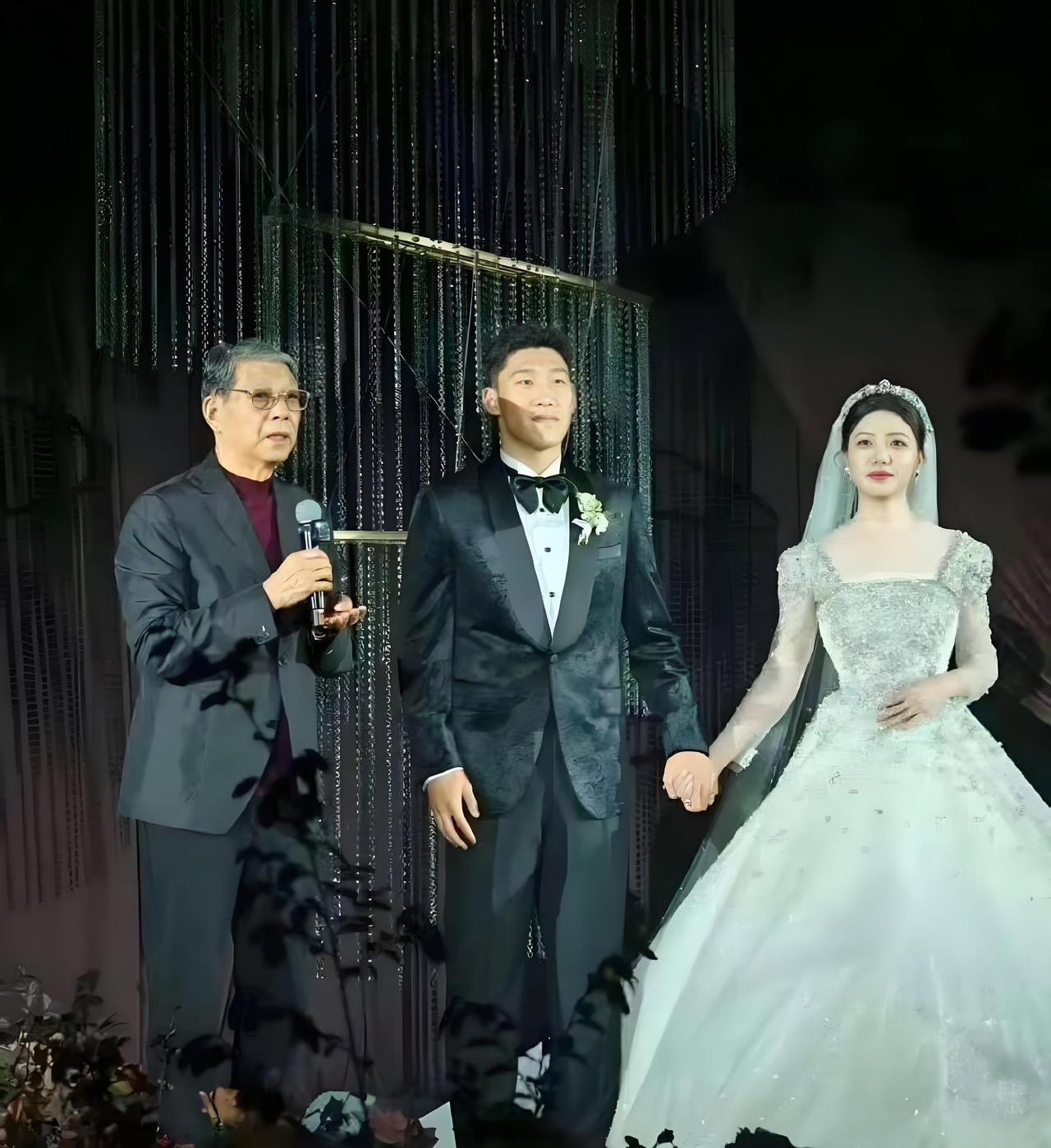 朱辰杰大婚，证婚人徐根宝致辞。12月29日，国足主力中后卫25岁的朱辰杰与青梅