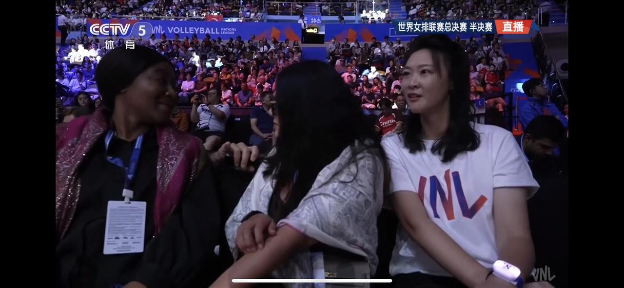 我说为什么刚刚听不到惠若琪解说中国女排原来是作为现场观赛嘉宾去到了澳门总决赛