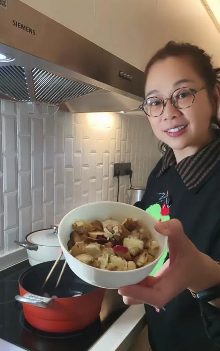 过去港台这些大明星，生活非奢即贵。现在纷纷走下凡尘，都投身到了大陆的直播带货当