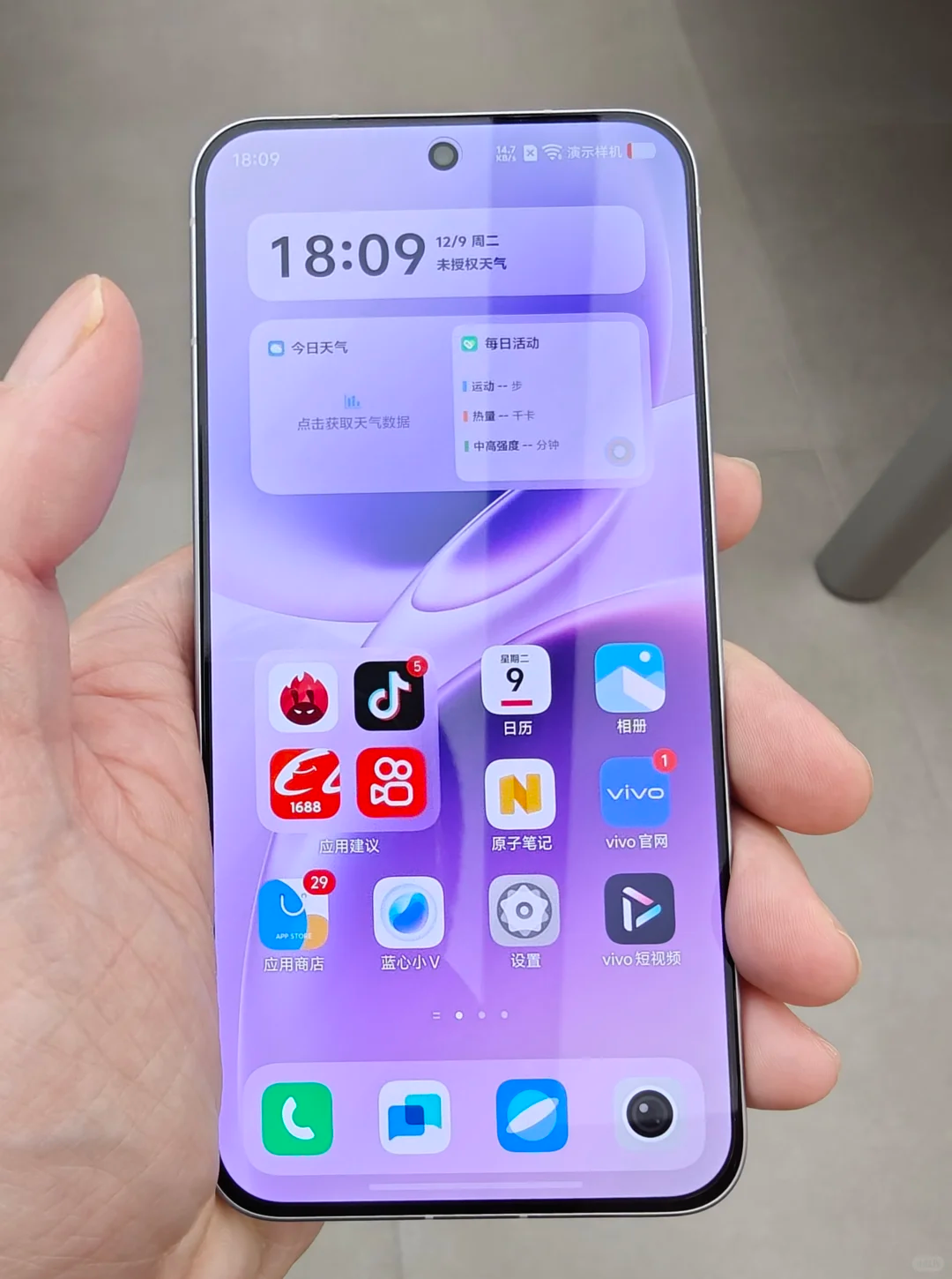 今年vivoS50和S50Promini很罕见的采用两种不同的设计，但我觉