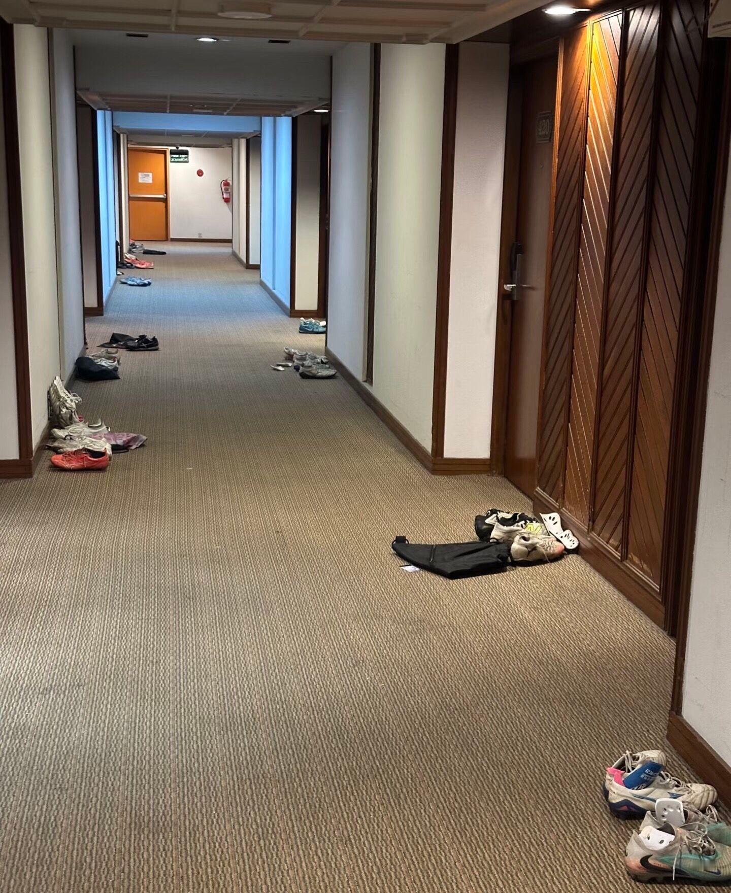 外出踢比赛的足球运动员们，晚上睡觉前，都是球鞋球袜放走廊里。