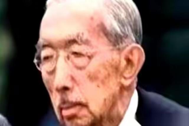 那个发动了全面侵华战争的日本天皇，1989年快死的时候，身边人听他念叨了一句：