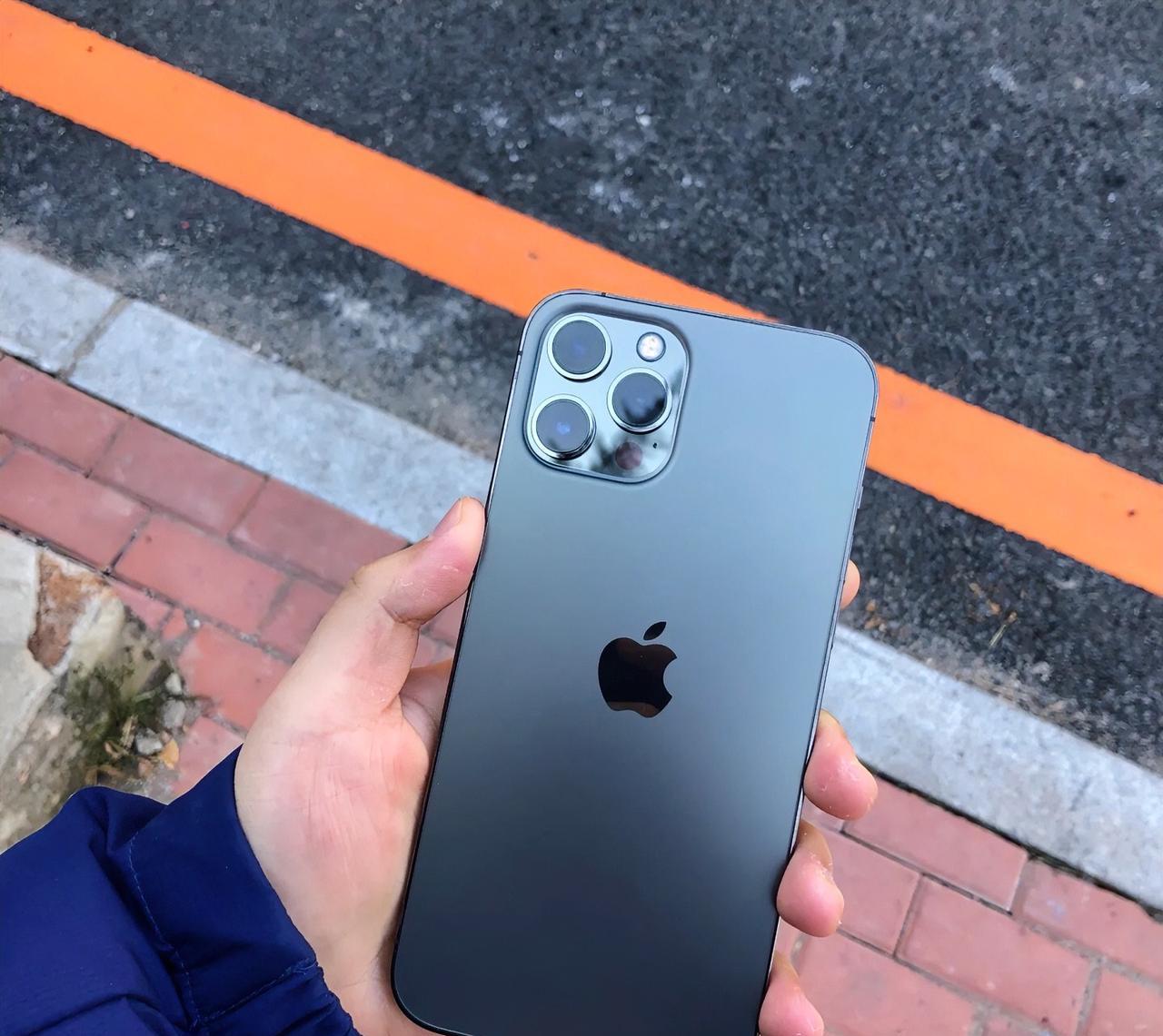 我发现一个奇怪的现象，身边的年轻人几乎人手一块苹果手机，尤其是95后，甚至是有