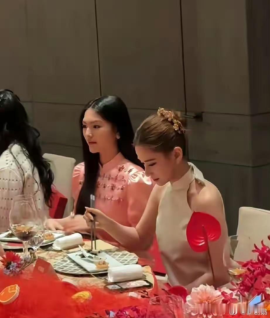 李湘这次又没算对。她带着女儿王诗龄去了深圳一个高端晚宴。座位安排得很巧妙，王诗