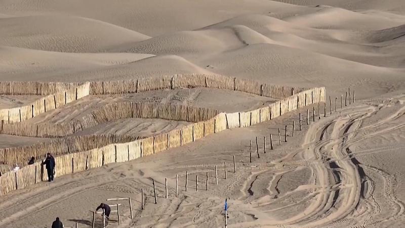 我国为什么要筑环沙漠铁路？此前刷到一条介绍环塔克拉玛干沙漠铁路的