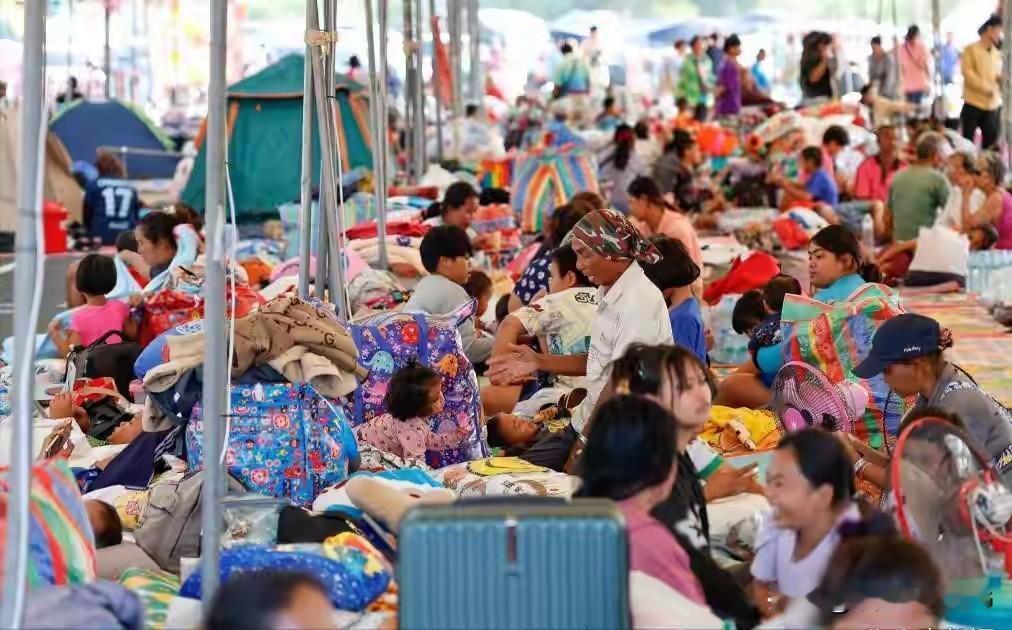 40万人连夜逃亡，洪森拿出了坑佩通坦的招数，但泰国不会再上当谁能忘，半年前