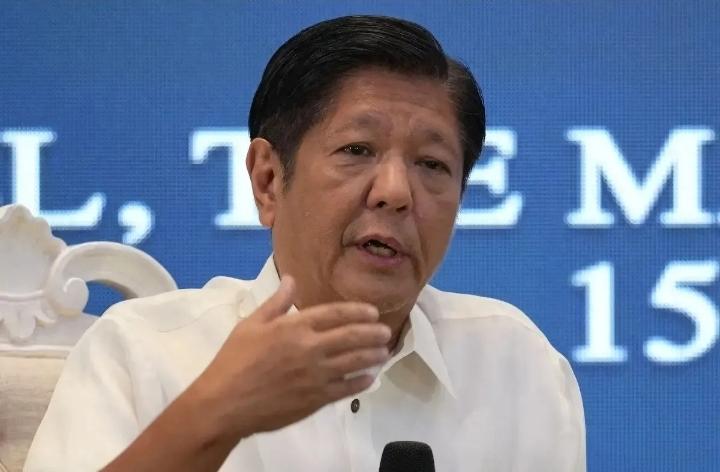 马科斯一屁股坐进金砖峰会的会场，别说金砖成员国的代表看傻了，连蹲在现场的印度记者