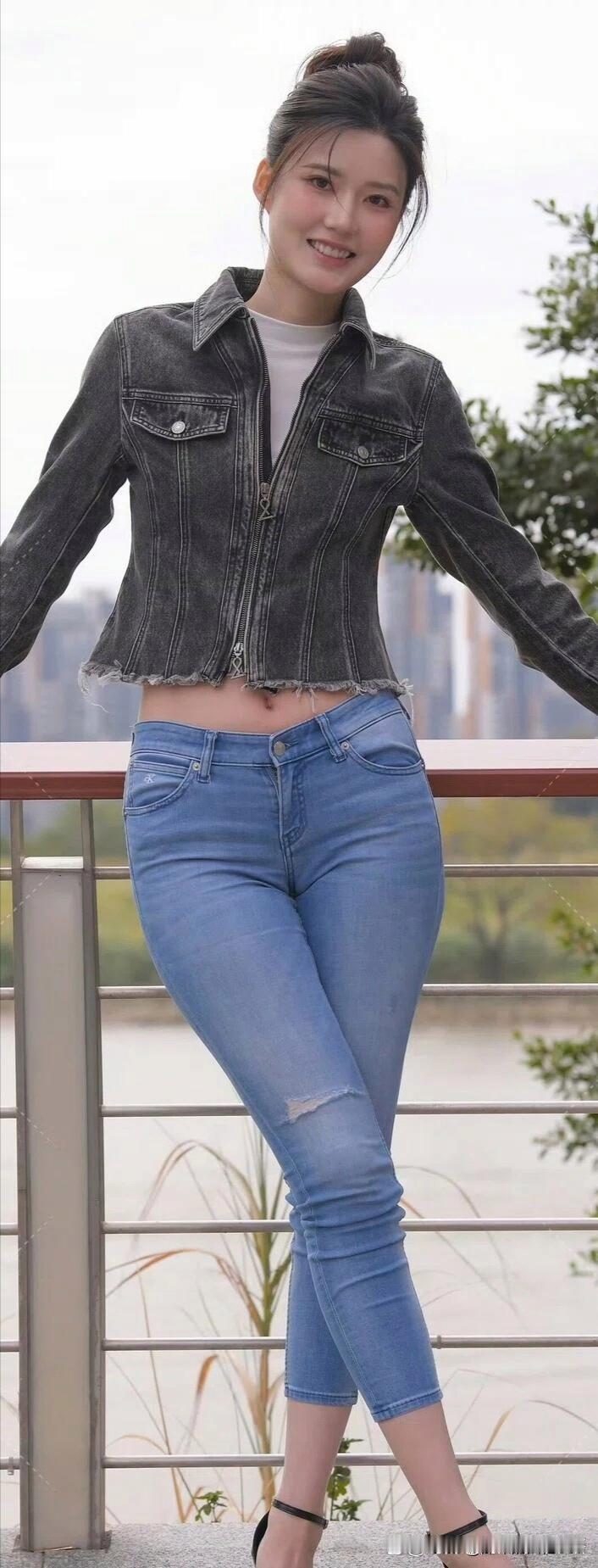 都市牛仔风真的太有魅力了，时尚又随性。就像那深色牛仔短外套配牛仔热裤的套装，妥妥