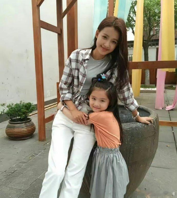 大福也是孙怡mini版，母女俩脸型简直一摸一样