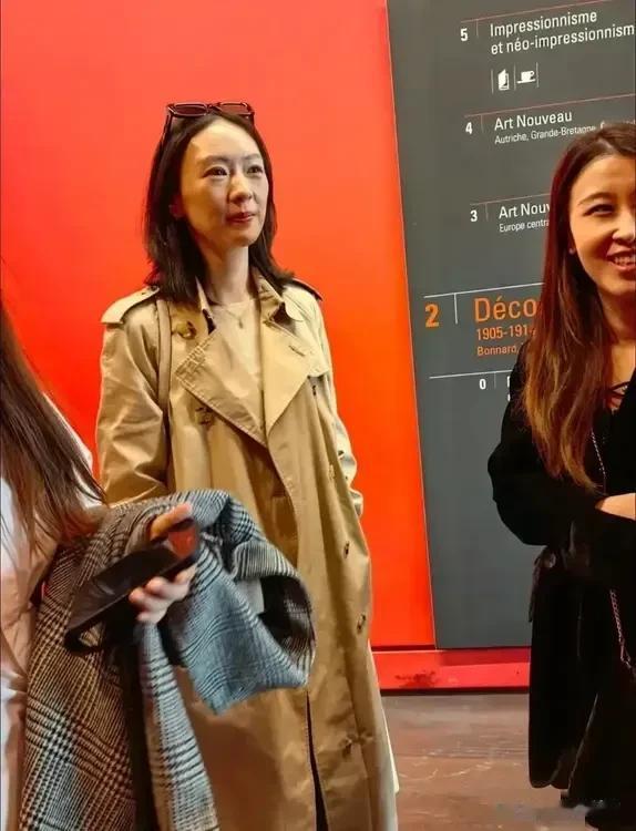 没想到40岁的她看起来竟然这么老了。从照片上看，她好像没有化妆，看起来很普通，并